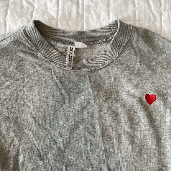 H&M DIVIDED Heart Embroidered Gray Sweatshirt Crewneck Pullover Size Small S - Picture 3 of 11